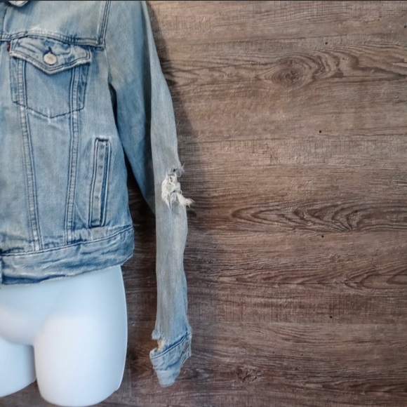Vintage Levi’s Light Wash Distressed Trucker Jean Jacket Sz M - Picture 5 of 12